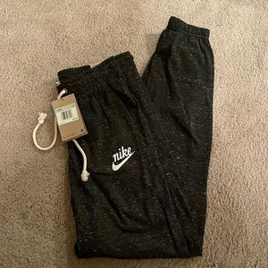 Womens NWT NIKE joggers. standard fit mid rise XS